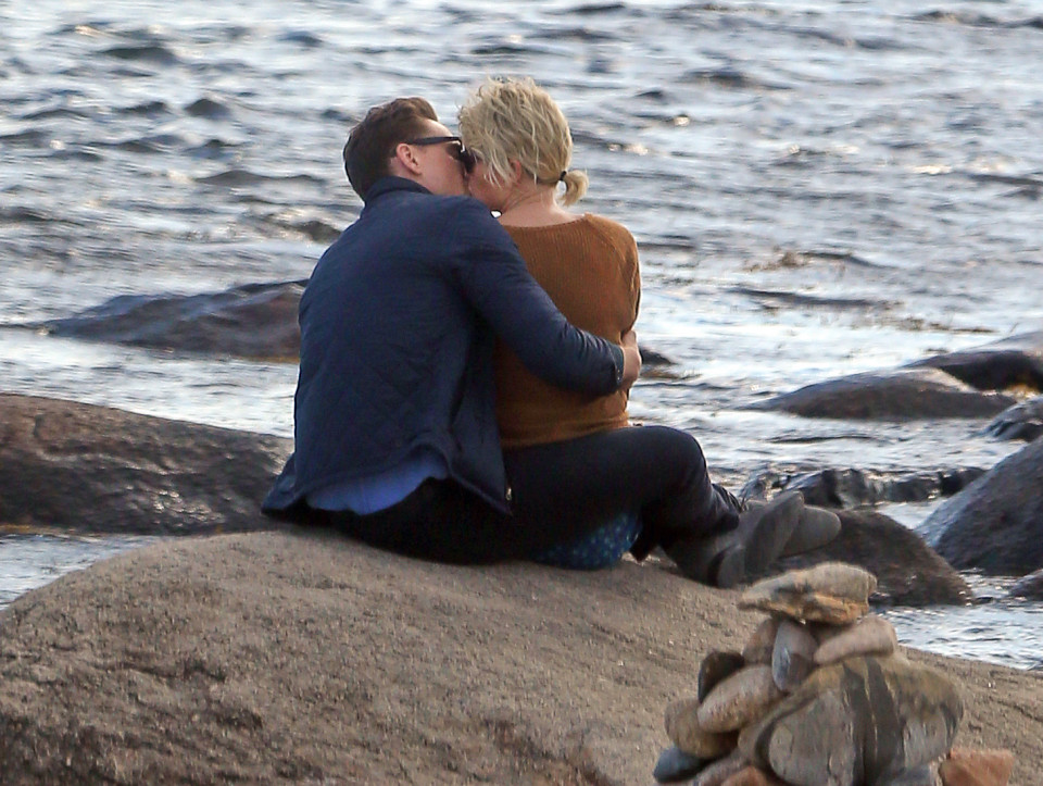 Taylor Swift and Tom Hiddleston kissing on the rocks
