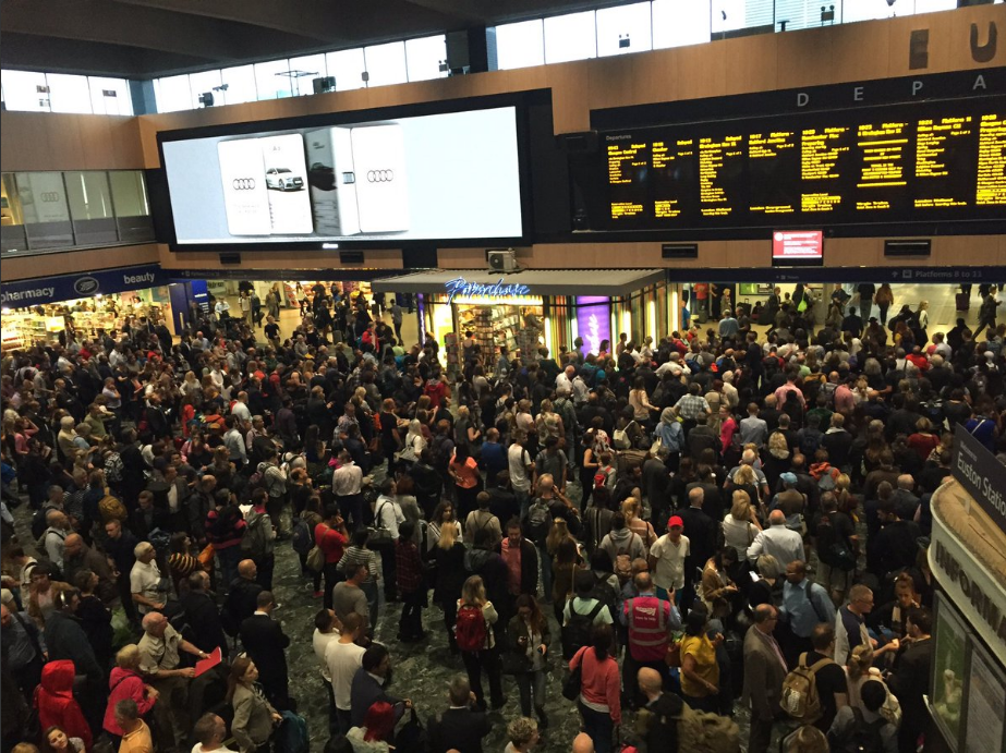Disruption causes massive queues. Pic: Heart London News ‏