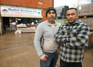 Sparkhill Builder uses sandbags to block road in parking row with council